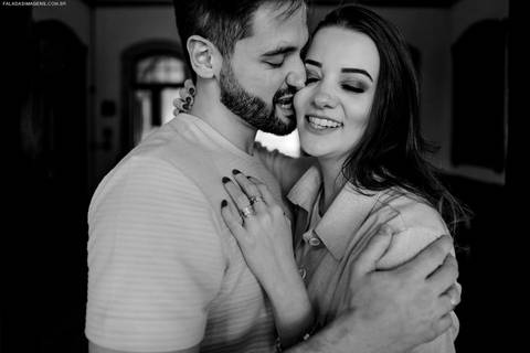Fotografia de casal preto e branco'