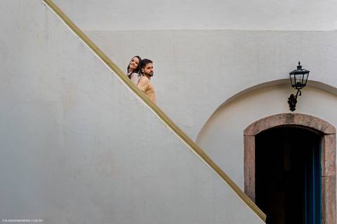 Foto de casal em escada em ouro preto'