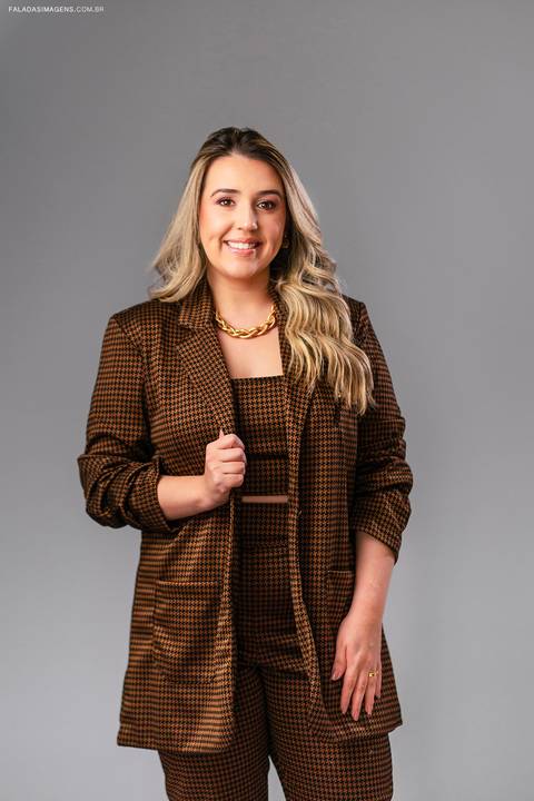 Foto profissional em estudio'