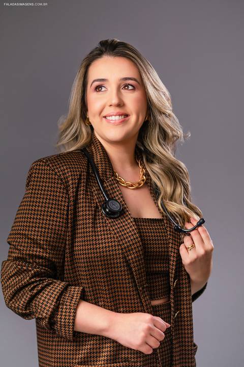 Médica com estetóscopio '