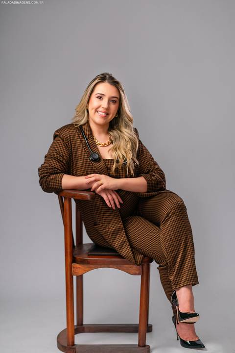 Médica feliz sentada'