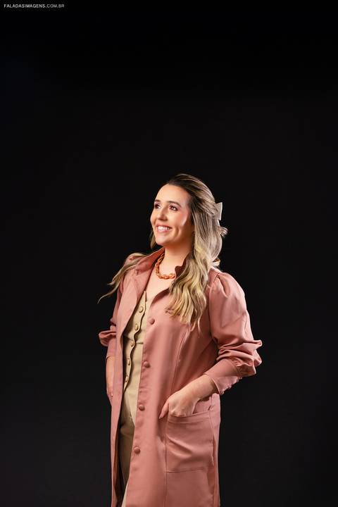 Foto com jaleco rosa'