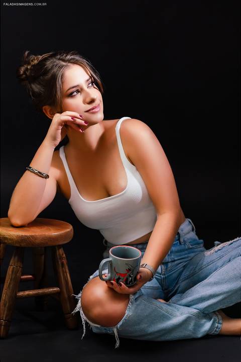 menina posando para foto'