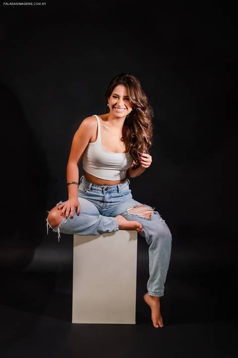 Menina sorrindo no banquinho'