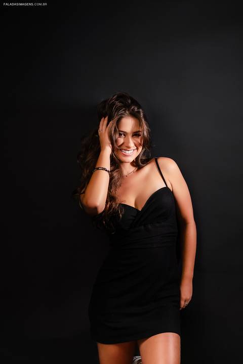 Menina sorrindo em ensaio'