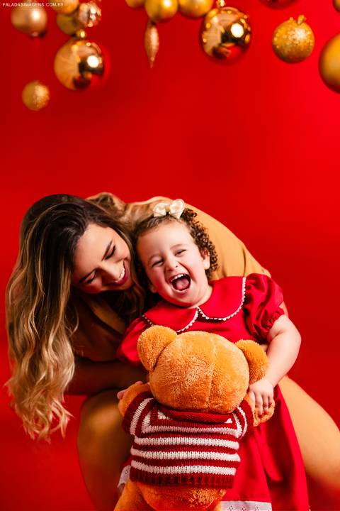 mãe e filha se abraçando'