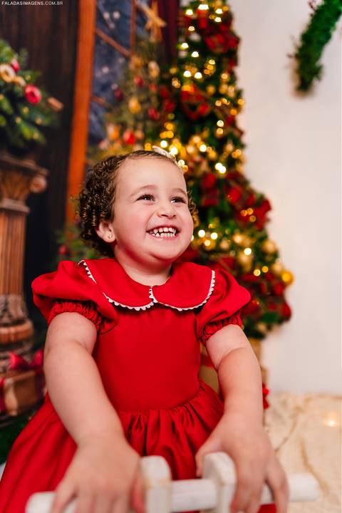 menina sorrindo no natal'