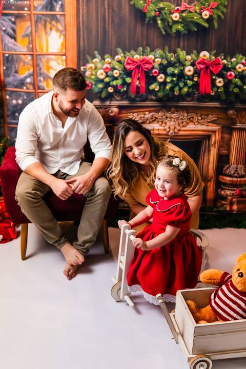 Mãe ajudando a criança andar de bicicleta'