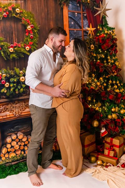 Casal fazendo ensaio de natal'