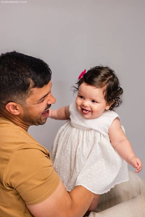 Bebê mostrando lingua'