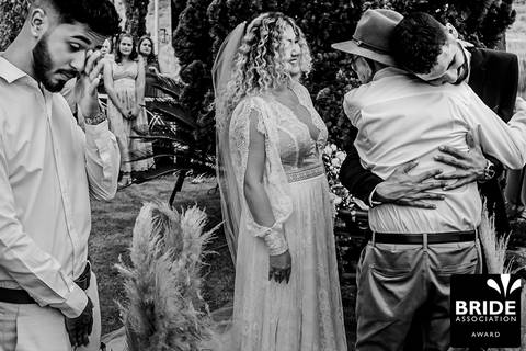 Cerimônia de casamento com abraços'