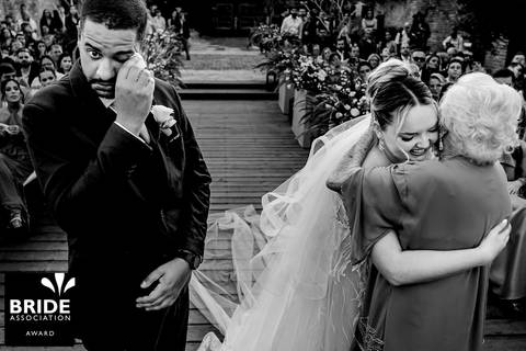 novia abraçando a avó'