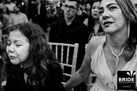 criança emocionada'