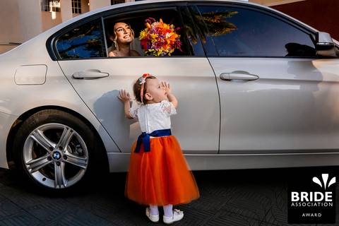 Criança ao lado do carro'