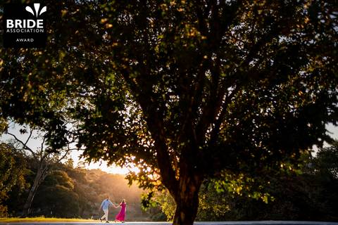 foto de casal no campo'