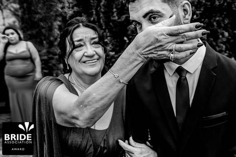 mãe consolando o filho'