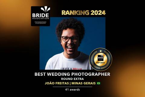 Homem feliz sendo premiado'