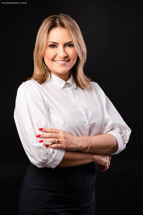 advogada de braços cruzados'