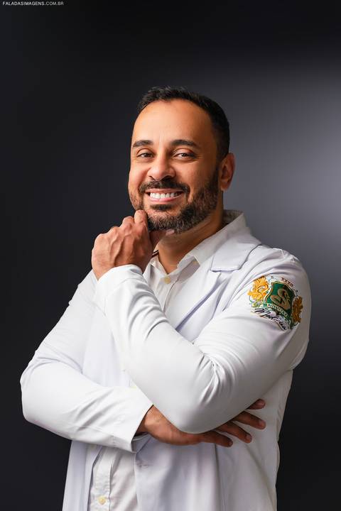 médico com mão no queixo'
