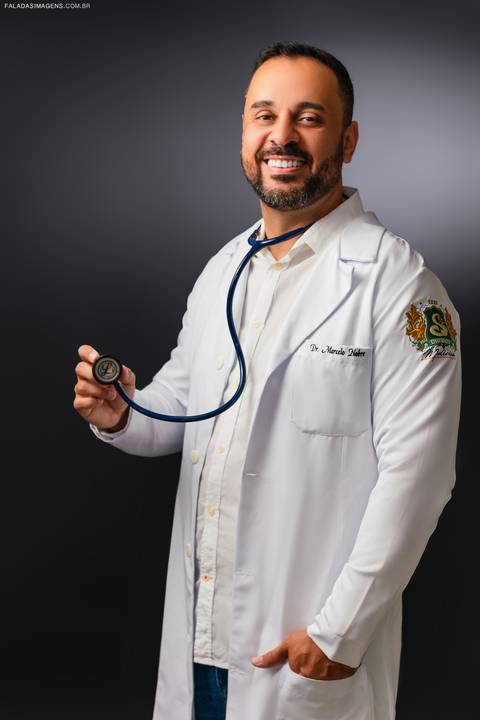 Médico com estetoscópio '