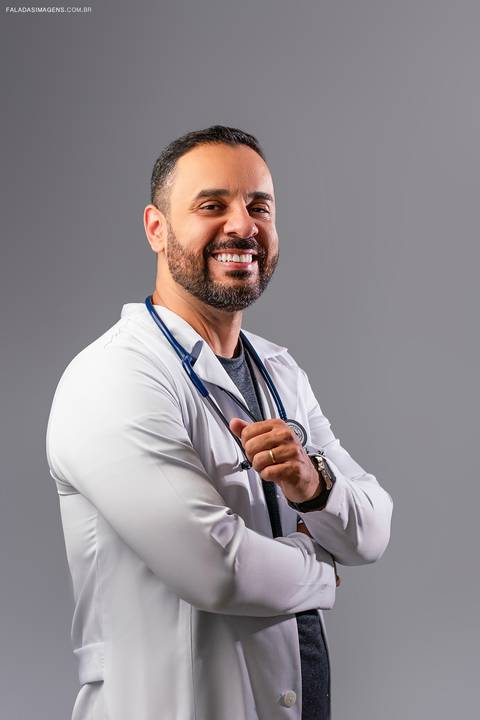 medico com estetoscópio '