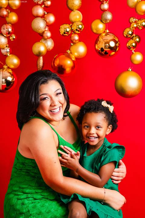 Mãe e filha se abraçando'