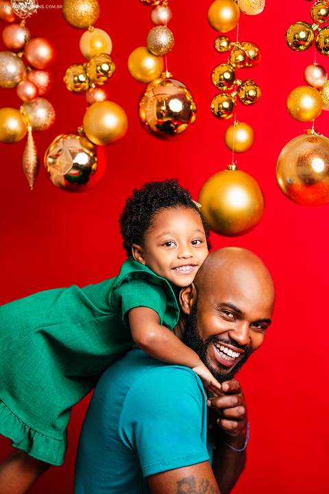 pai e filha se abraçando no natal'