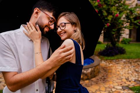 Casal se abraçando'