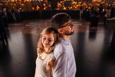 Casal na sala das velas'