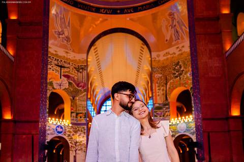 Casal rindo na igreja'