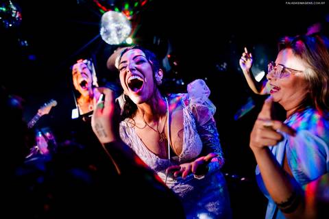 Noiva aproveitando a festa'