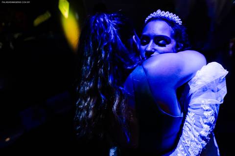 Abraço sincero da noiva '