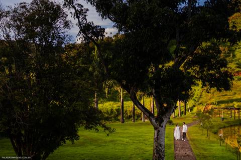 casal caminhando'
