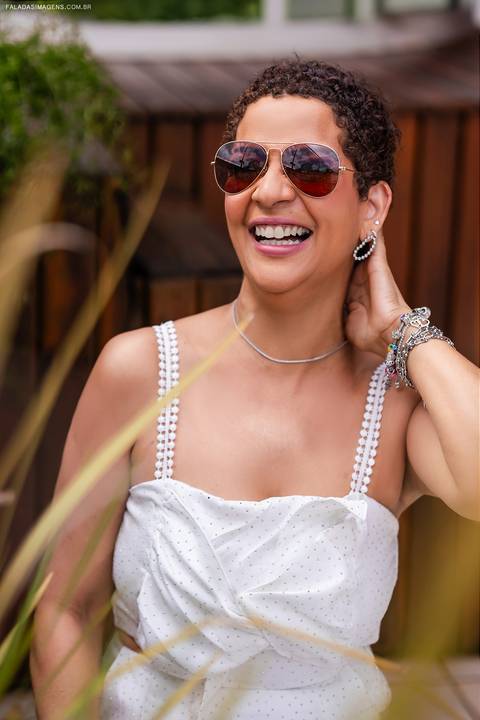 Mulher sorrindo para a foto'