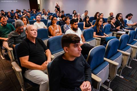 Alunos prestando atenção'