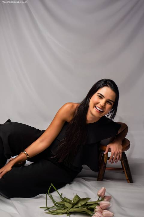 mulher dando gargalhada'