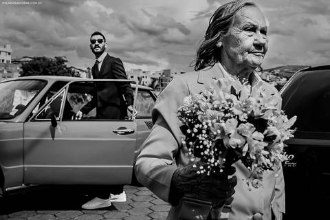 Noivo saindo do carro '