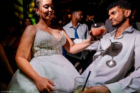 noivos aproveitando a festa'