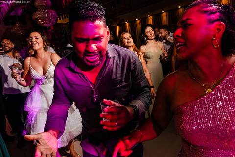 convidados aproveitando'