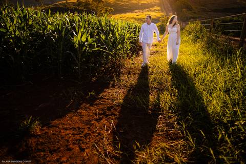fotografia noivos caminhando milharal '
