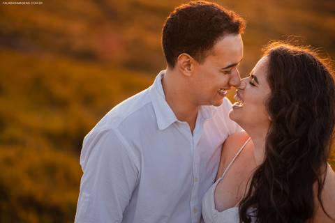 foto pré wedding sorrindo'