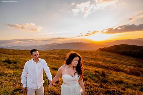 noivos caminhando por do sol pre casamento'