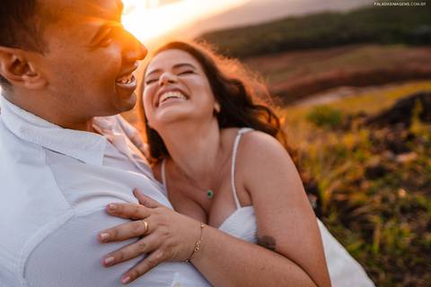 casal de noivos fotografia por do sol '