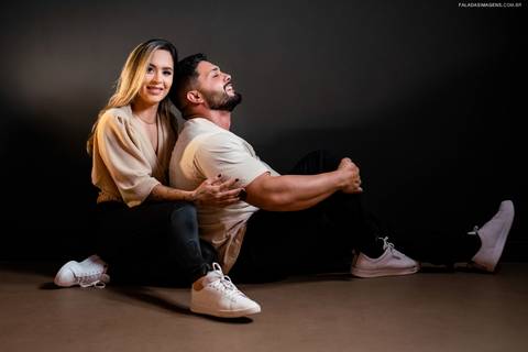 pose de casal sentado'