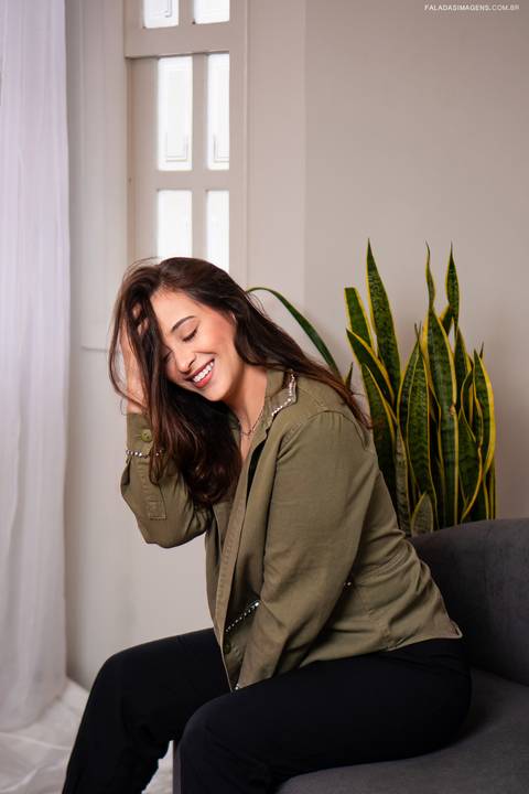 pose com mão na cabeça'