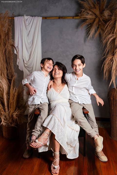 mãe com seus dois filhos'