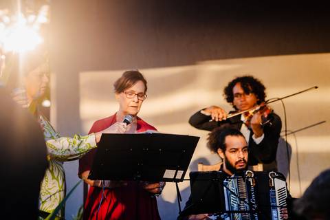 Avó cantando na cerimonia de casamento'