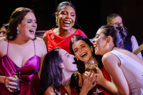 Noivas e amigas bebendo '