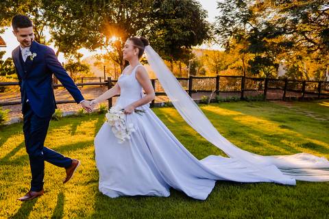 noivos no por do sol'