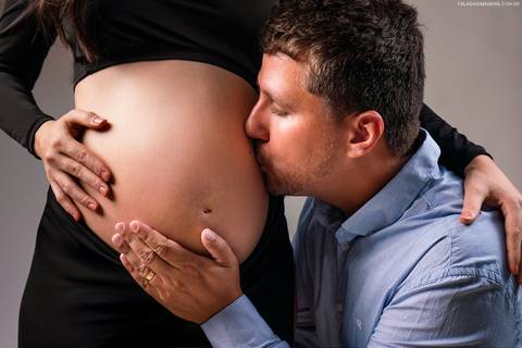 pai beijando barriga mãe gestante'